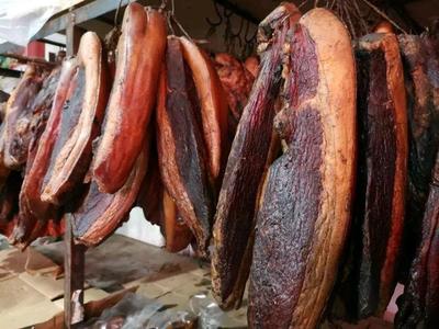 傳統(tǒng)與現(xiàn)代的交融 貴州臘肉香腸與電子產(chǎn)品的獨特組合